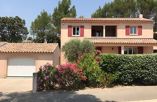 Saumane-de-Vaucluse Villa | Villa in Saumane near Golf Course and Pool