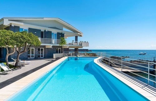 Stazzo Villa | Villa in Stazzo with 8 bedrooms sleeps 16