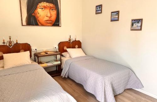 Pineda de Mar Bed & Breakfast | Villa IRI Habitación N 2 con un baño compartido , balcón