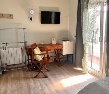 Pineda de Mar Bed & Breakfast | Villa IRI Habitación N 2 con un baño compartido , balcón
