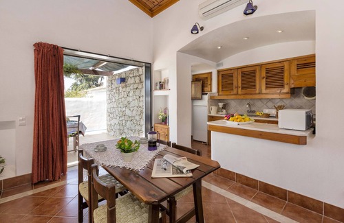 Areias de Sao Joao Villa | Villa 'Jacaranda' with Private Pool, Wi-Fi and Air Conditioning
