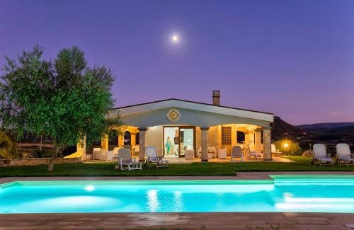 Alghero Villa | Villa Janas Luxury Villa surrounded by large park, swimming pool, parking and Wifi