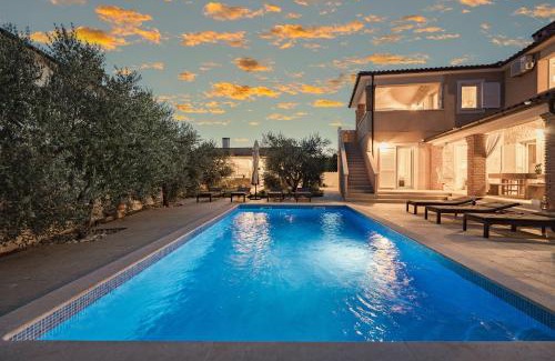 Peruski Villa | Villa Javor near Pula only 1 km from the beach with sea view and heated pool