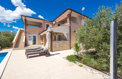 Peruski Villa | Villa Javor near Pula only 1 km from the beach with sea view and heated pool