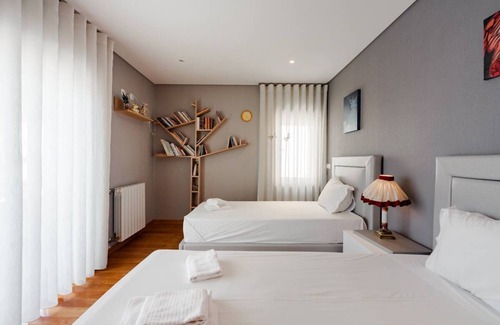 Gondomar Villa | Villa 'Jobim' with Private Garden, Wi-Fi and Air Conditioning