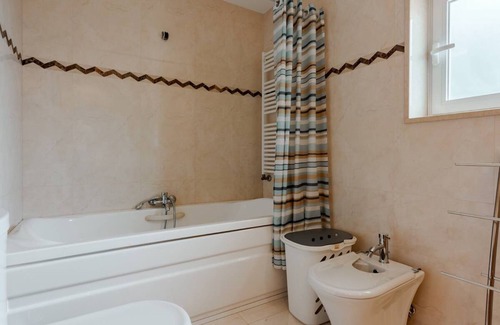 Gondomar Villa | Villa 'Jobim' with Private Garden, Wi-Fi and Air Conditioning