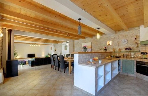 Gracisce Villa | Villa Katherine with Pool and Game Room