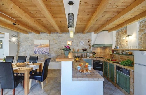 Gracisce Villa | Villa Katherine with Pool and Game Room