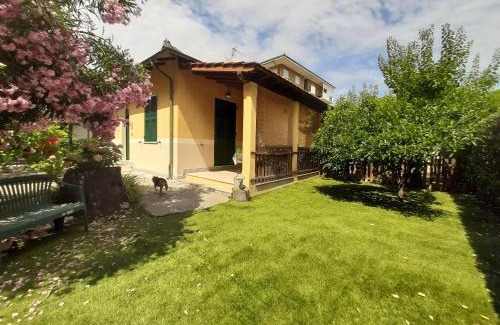 San Bartolomeo al Mare Villa | Villa la Casetta con giardino a 30 m dal mare