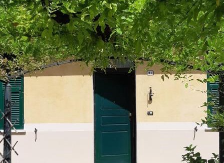 San Bartolomeo al Mare Villa | Villa la Casetta con giardino a 30 m dal mare