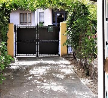 San Bartolomeo al Mare Villa | Villa la Casetta con giardino a 30 m dal mare