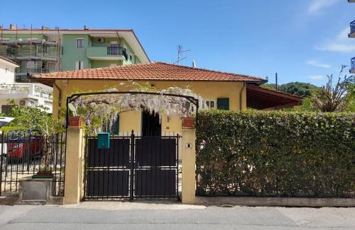 San Bartolomeo al Mare Villa | Villa la Casetta con giardino a 30 m dal mare