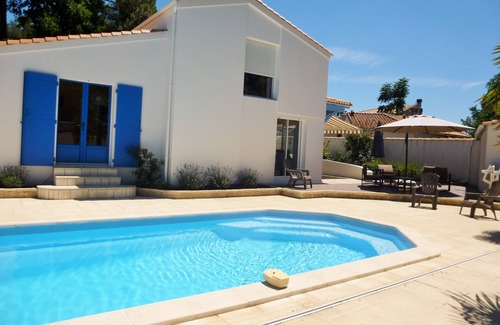 Les Mathes House | Villa la Palmyre: private heated swimming pool. Air-conditioned villa for 6 people.