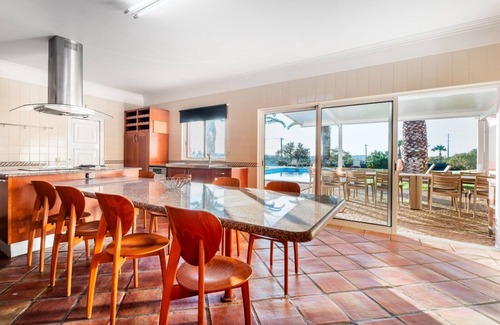 Albufeira Villa | Villa 'Las Rosas' with Private Pool, Wi-Fi and Air Conditioning