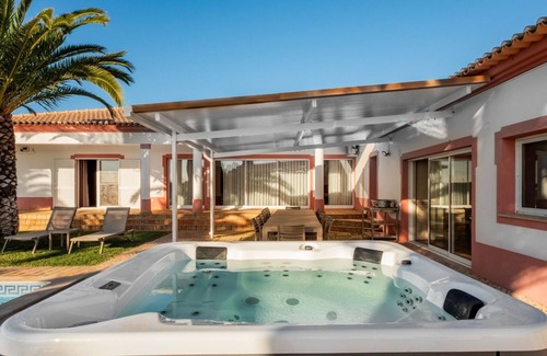Albufeira Villa | Villa 'Las Rosas' with Private Pool, Wi-Fi and Air Conditioning