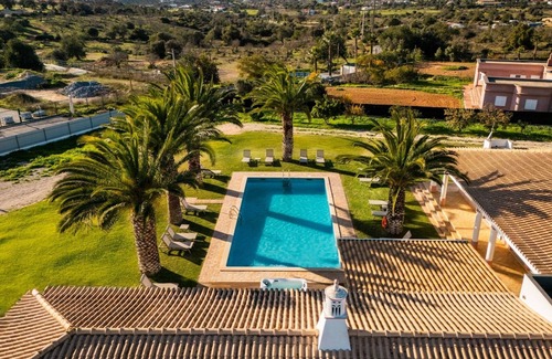 Albufeira Villa | Villa 'Las Rosas' with Private Pool, Wi-Fi and Air Conditioning