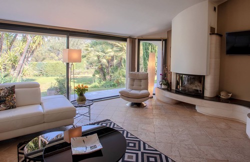 Cuers Villa | Villa 'Le Motu' with Private Pool, Wi-Fi and Air Conditioning