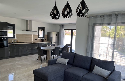 Bassan Villa | Villa les Palmiers with swimming pool