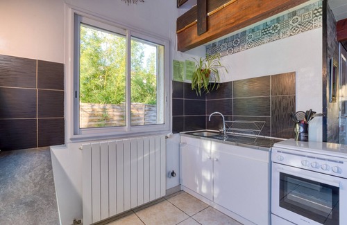 Lunel Villa | Villa "Loft Ambrussum" with Shared Terrace, Whirlpool & Wi-Fi