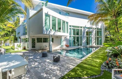 Golden Beach Villa | Villa Loggia Oasis Luxurious 6BD ,7BA with Resort Style Pool