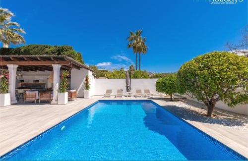 El Tesoro Villa | Villa Lorenza by HMR Holidays