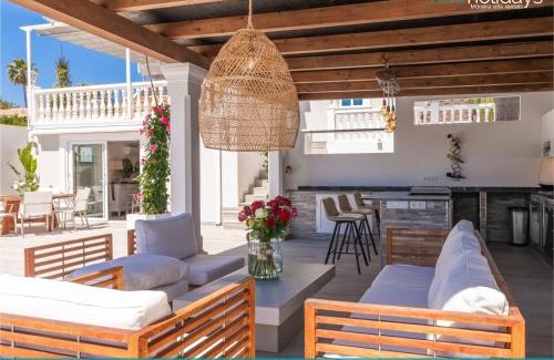 El Tesoro Villa | Villa Lorenza by HMR Holidays