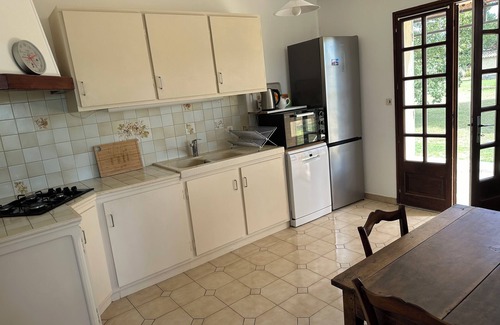 Eygalieres Villa | Villa Lou Cabanoun in Eygalières with view of the Alpilles mountains