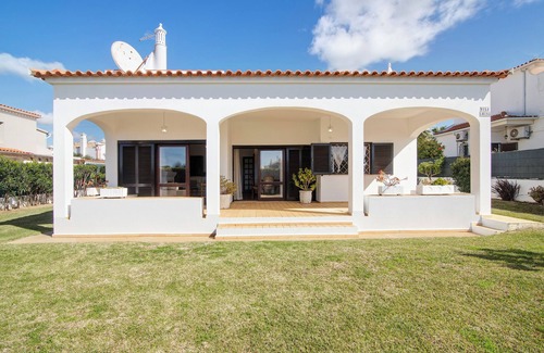 Castelo Villa | Villa 'Luísa Galé' with Private Pool, Wi-Fi and Air Conditioning