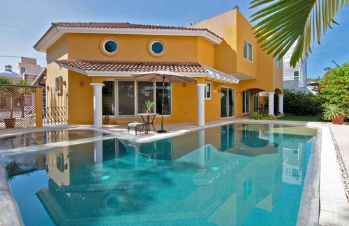 Downtown Cancun Villa | VILLA LUCIERNAGAS, SPACIOUS, PRIVATE Home with pool great location