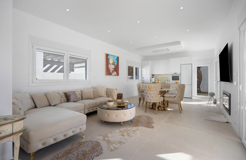 Poblado Sancti Petri Villa | Villa 'Maria Jose' with Lake View, Wi-Fi and Air Conditioning