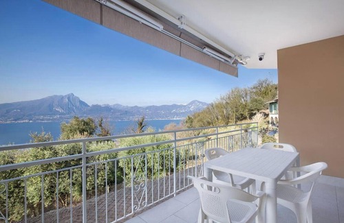 Albisano Apartment | Villa Malù - APT Amalia - Piscina e vista lago