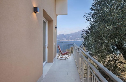 Albisano Apartment | Villa Malù - APT Mara - Piscina e vista lago