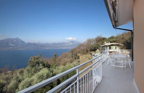 Albisano Apartment | Villa Malù - APT Mara - Piscina e vista lago