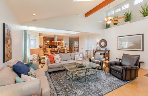 Manzanita House | Villa Manzanita by AvantStay | Hot Tub, 1 Block to Beach/Town, Chef's Kitchen
