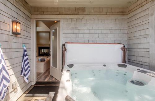 Manzanita House | Villa Manzanita by AvantStay Hot Tub 1 Block to BeachTown Chefs Kitchen