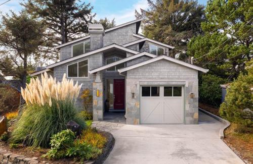 Manzanita House | Villa Manzanita by AvantStay Hot Tub 1 Block to BeachTown Chefs Kitchen