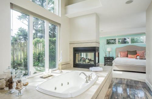 Manzanita House | Villa Manzanita by AvantStay Hot Tub 1 Block to BeachTown Chefs Kitchen