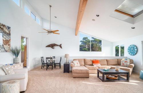 Manzanita House | Villa Manzanita by AvantStay Hot Tub 1 Block to BeachTown Chefs Kitchen