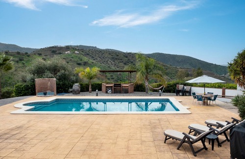 Canillas de Aceituno Villa | Villa 'Marylou' with Mountain View, Wi-Fi and Air Conditioning