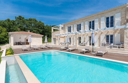 Vizinada Villa | Villa Maxim with pool, jacuzzi and endless views over the vineyards to the sea