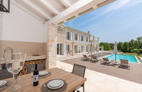 Vizinada Villa | Villa Maxim with pool, jacuzzi and endless views over the vineyards to the sea