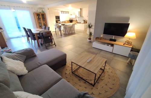 Beauvoisin Villa | Villa Moderne 121 M2, 8 Personnes, Piscine, Aire de Jeux. Proche mer et Rivière