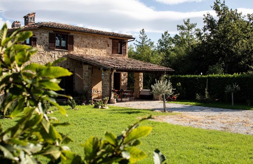 Castelraimondo Villa | Villa Nasca – Spacious Garden, Pool and Weddings
