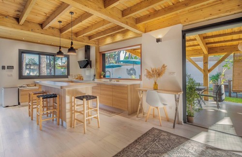 Etang Sale Les Bains Villa | Villa Nauraa - 5bed - swimming pool - near beach.
