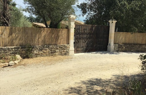 Uzes Villa | VILLA NEUVE STANDING piscine, climatisée aux portes d 'Uzès, Pont du Gard 5 min