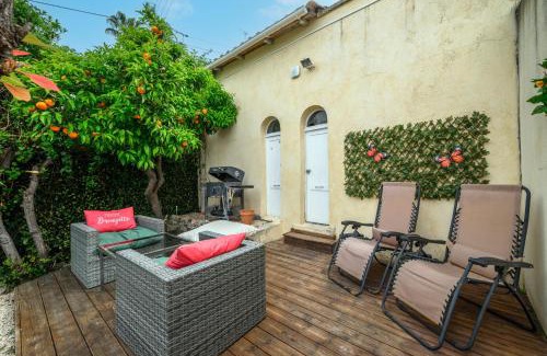 Lazaret House | Villa Nissarda, Maison Niçoise avec vue mer, parking, à 5 minutes du port