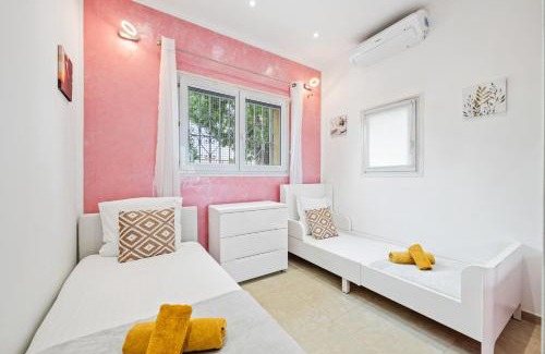 Lazaret House | Villa Nissarda, Maison Niçoise avec vue mer, parking, à 5 minutes du port