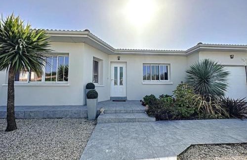 Gujan-Mestras Villa | Villa Nolaene, 8-9 pers, Piscine, Calme et Moderne