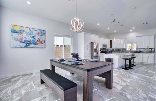 Paradise House | Villa Oasis CLOSE 2 STRIP! Private Hot tub & Heated Pool