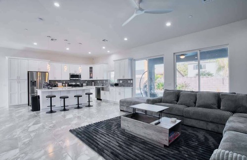 Paradise House | Villa Oasis CLOSE 2 STRIP! Private Hot tub & Heated Pool